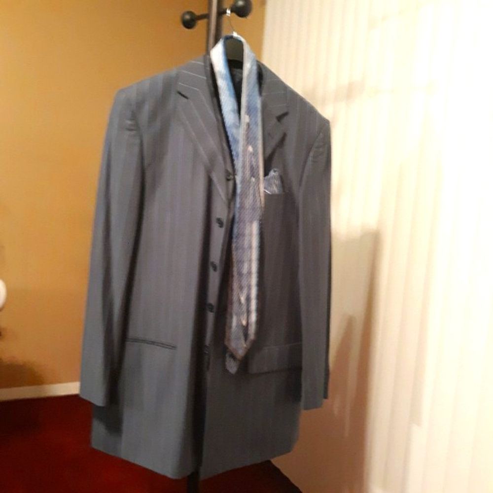 Men's 3pc blue suit w/light blue stripes